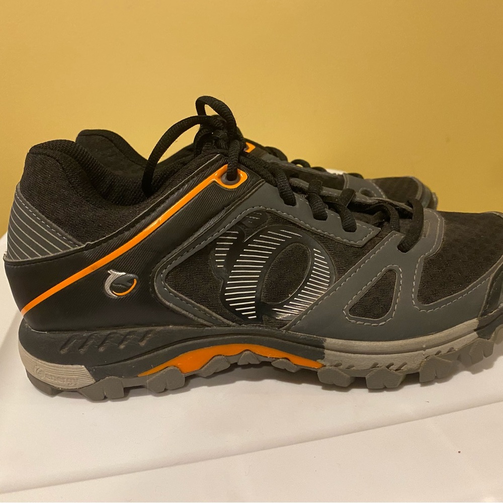 Pearl Izumi Black and Orange clip in bike shoes